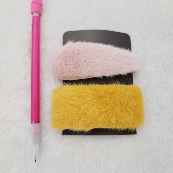 💕 NWOT 1 Pair Of Fluffy Hair Clips Pink and Yellow - Picture 7 of 9